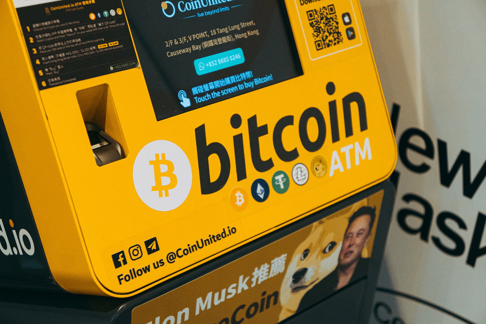 黄色とオレンジ色のbitcoin ATM機