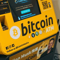 黄色とオレンジ色のbitcoin ATM（各種コイン対応）の写真