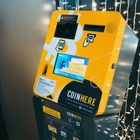 黄色い筐体の青いロゴが配置されたビットコインATMの写真