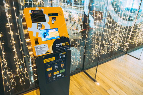 吊るされた電飾前に置かれたビットコインATM機