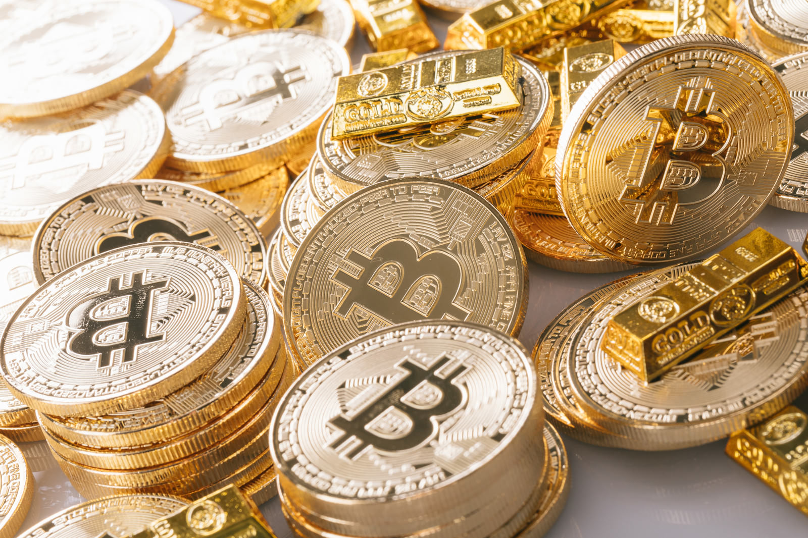 ビットコインの金貨が山積みに並ぶ