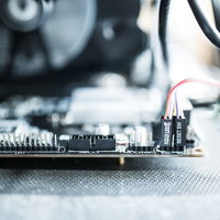 マザーボード上のLEDスイッチと電子部品の写真