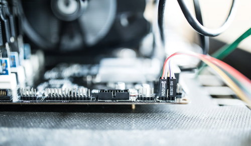 マザーボード上のLEDスイッチと電子部品