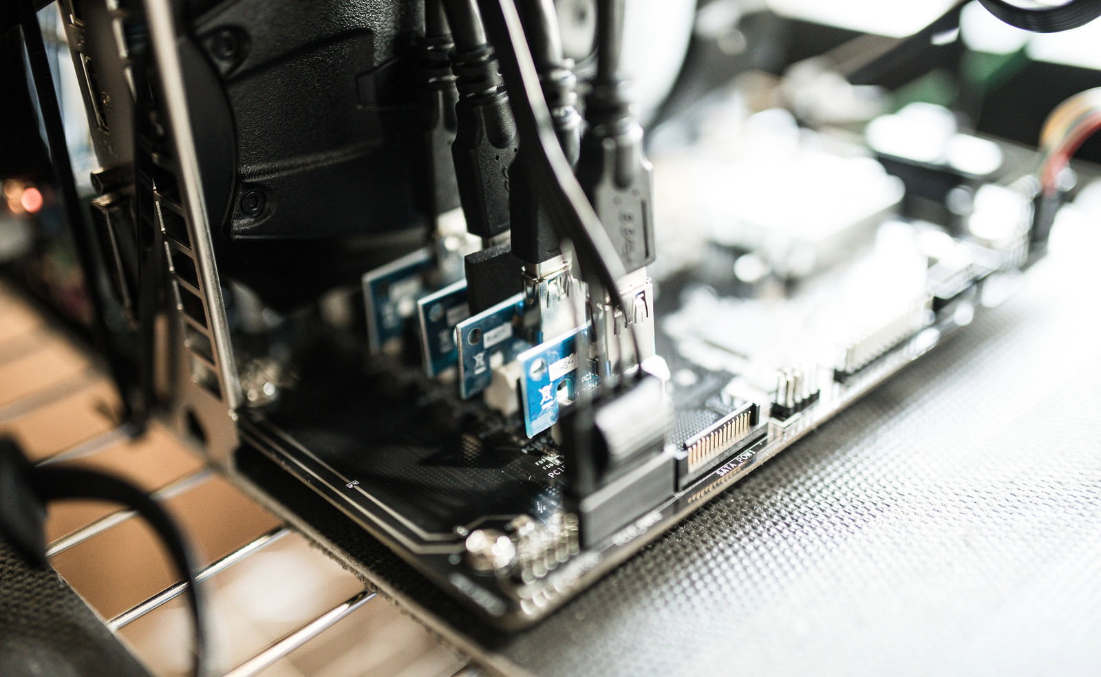 マザーボードのPCI-Express×1スロットに接続された青色のライザーカード