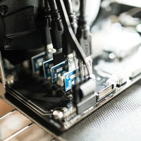 PCI-express ×1 スロットに接続された青色のライザーカードの写真