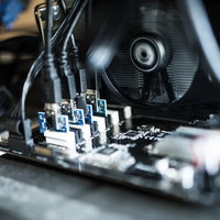 ライザーカードで複数枚のグラフィックボードを接続したGPUマイニング環境の写真