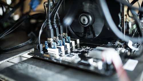 ライザーカードで複数枚のグラフィックボードを接続したGPUマイニング環境