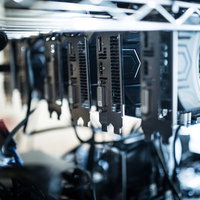 複数のグラフィックボードを使ったGPUマイニングファームの写真