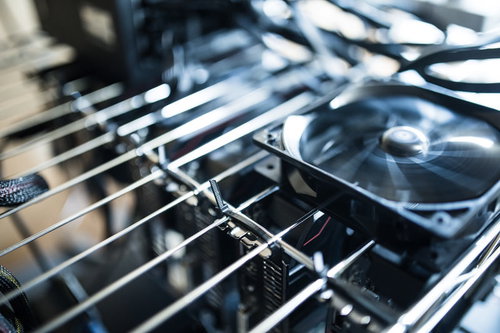 マイニングリグ用メタルラックに設置された80mmファン