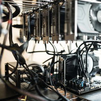 複数のGPUを搭載した自作マイニングリグの構成の写真