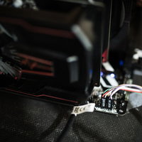 マザーボードに接続するHDDLEDとRESETスイッチの写真