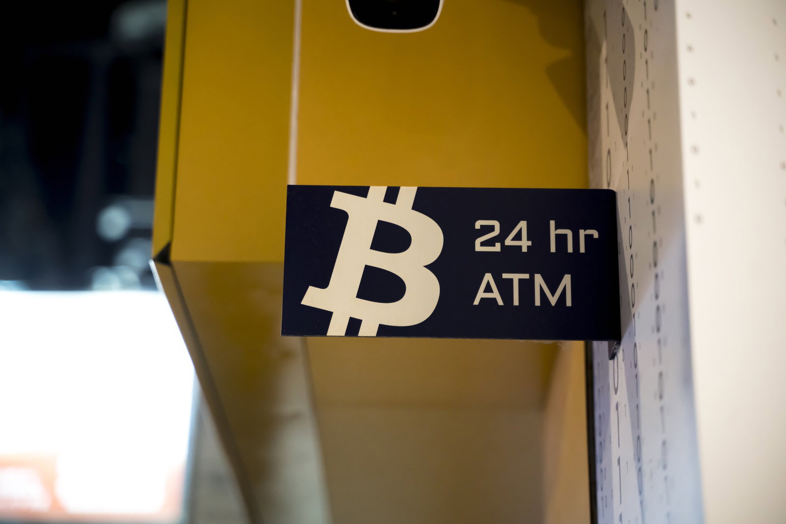 黄色いビットコインATMに24時間営業の表示
