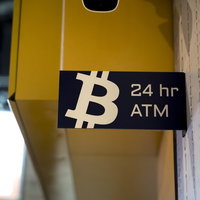 ビットコインATMの24時間営業表示と白いロゴの写真