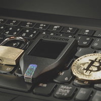 Trezor Model T でビットコインを安全に資産管理の写真