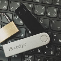 軽量なLedger NANO Sと南京錠で示すセキュアな暗号資産管理の写真