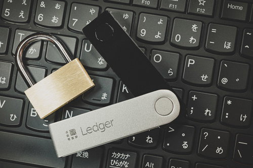 軽量なLedger NANO Sと南京錠で示すセキュアな暗号資産管理