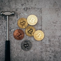 ビットコインをハンマーで採掘するざっくざくの写真