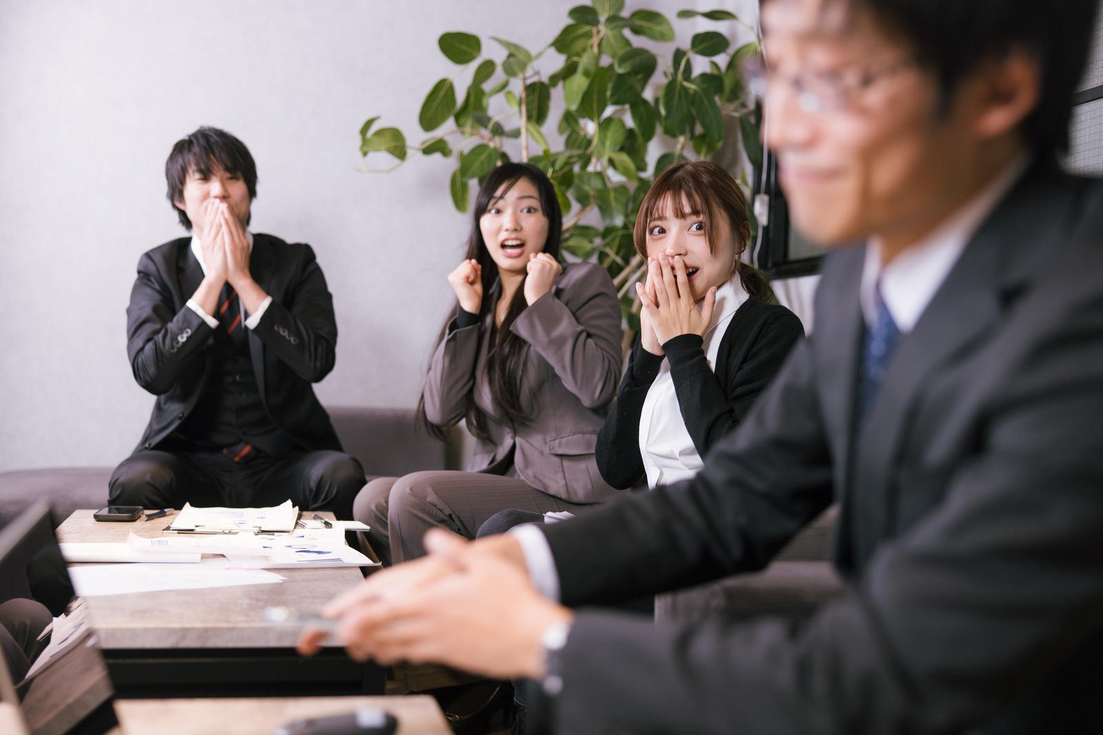 上司の話に驚く表情で反応する会社員の女性たち［モデル：なんこ 村田裕章 あづま 高尾実生］