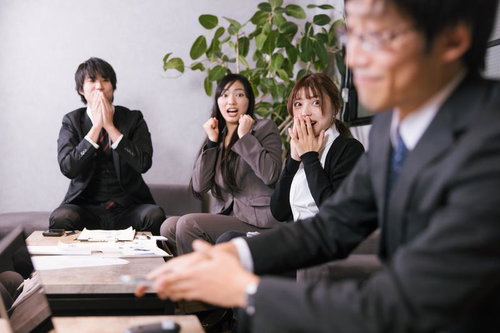 上司の巻取り方に驚く会社員の部下達、会議室での対応