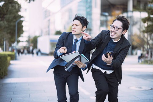 マップを見ながらダッシュする飛び込み営業マン