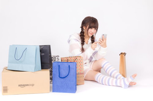 暇さえあればスマホで買い物をするネット通販依存症の女性