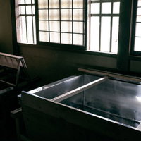 古民家の和紙工房で行われる伝統工芸の作業の写真