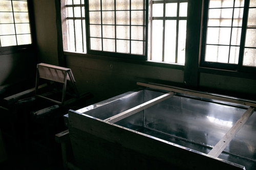 古民家の和紙工房で行われる伝統工芸の作業