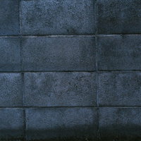 経年劣化したグレーのコンクリートブロック塀の写真