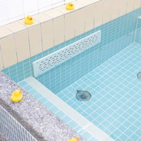 銭湯の浴槽に並ぶアヒルのおもちゃの写真