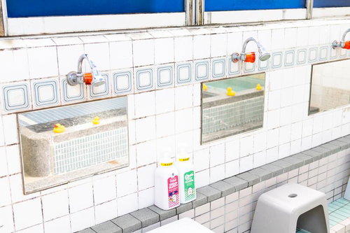 昔ながらの銭湯の洗い場