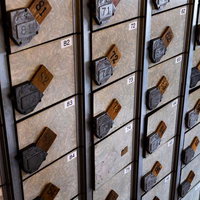 番号札の付いた古い下駄箱の写真