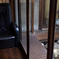 古民家の縁側に置かれたマッサージチェアの写真