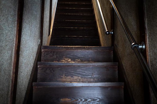 古い木造家屋の急な階段