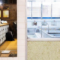 昔ながらの銭湯の脱衣所と浴場の写真