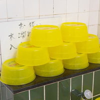 積み上げられた黄色い桶の写真