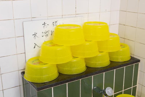 積み上げられた黄色い桶