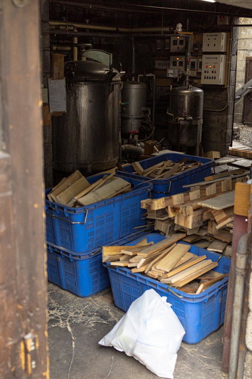 薪で沸かす風呂釜のボイラー室