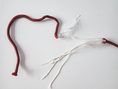 破断したパラコードの白い内芯露出、ほつれた繊維