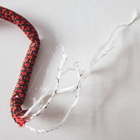 過酷な条件に耐えきれなかった赤黒いロープの破断の写真