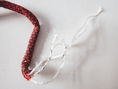 過酷な条件に耐えきれなかった赤黒いロープの破断