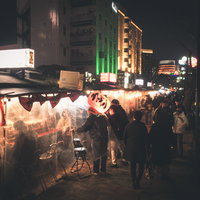 福岡屋台の夜の人混みと賑わい、ラーメン屋台での夜間営業風景の写真
