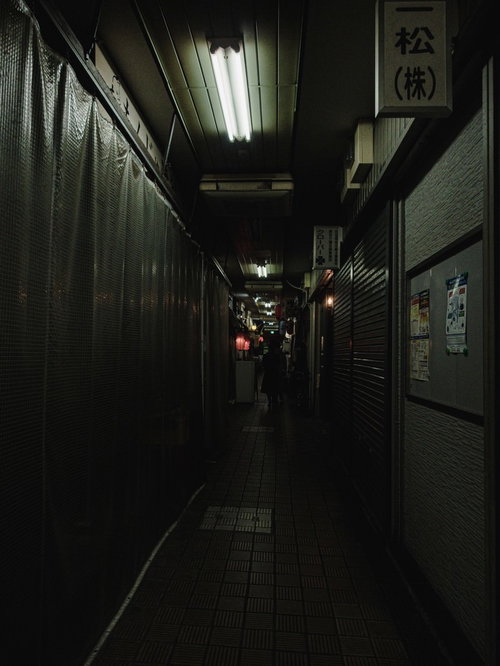 薄暗い路地裏に佇む閉店間際の居酒屋の夜間風景