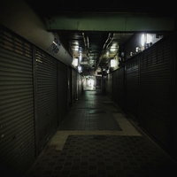 閉店した店舗が並ぶ閑散としたシャッター商店街の写真