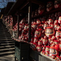 勝尾寺の勝ちダルマが並ぶ石段階段の写真