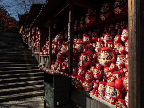 勝尾寺の勝ちダルマが並ぶ石段階段