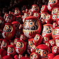 勝尾寺の境内に並ぶ赤い勝ちダルマの写真
