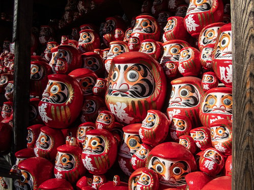 勝尾寺の境内に並ぶ赤い勝ちダルマ