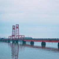 越後川に反射する筑後川昇開橋の姿と水面鏡像の写真