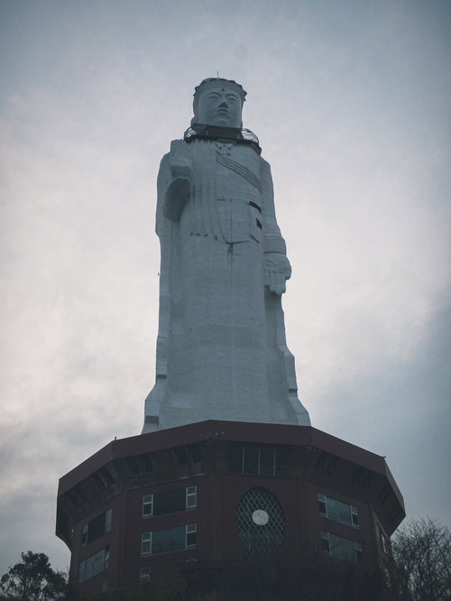 全長100メートルある世界平和大観音像（淡路島）