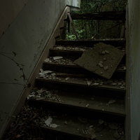 廃墟ビルに残る崩れ落ちた危険な階段の写真